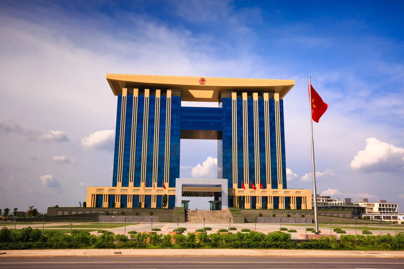 商业照明中射灯与筒灯的区别及商场空间选型技术要点解析