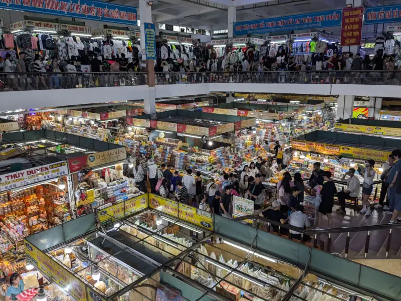 重庆酒店办公空间轨道灯安装方案与光效优化要点