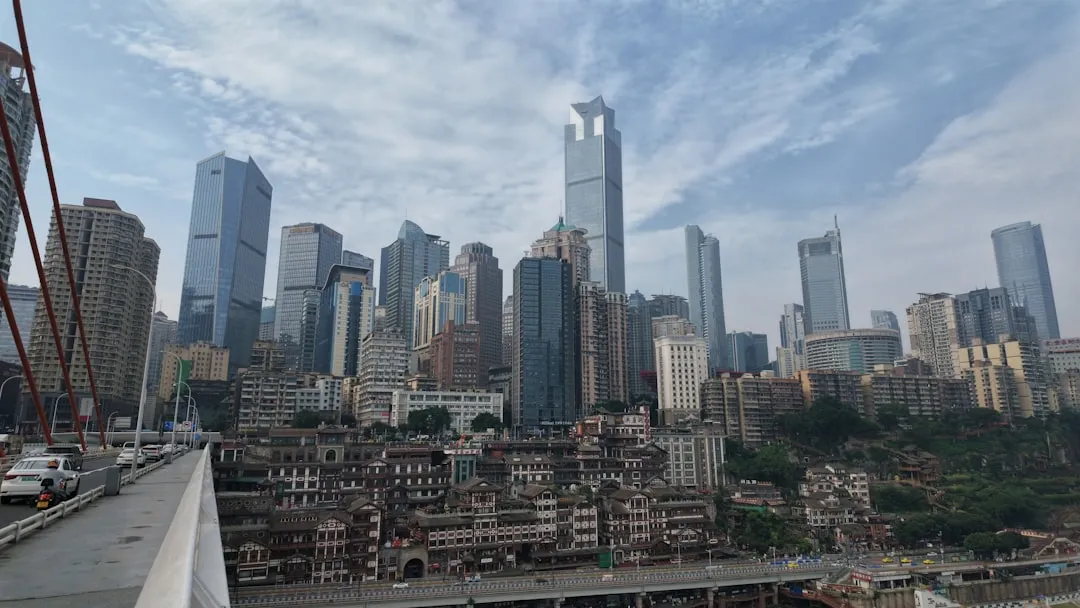 筒灯与轨道灯在办公空间照明中的对比：安装方式、光效表现与适用场景分析